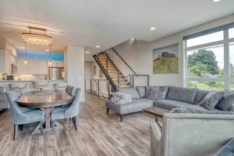 Modern upscale townhome in heart of Troutdale