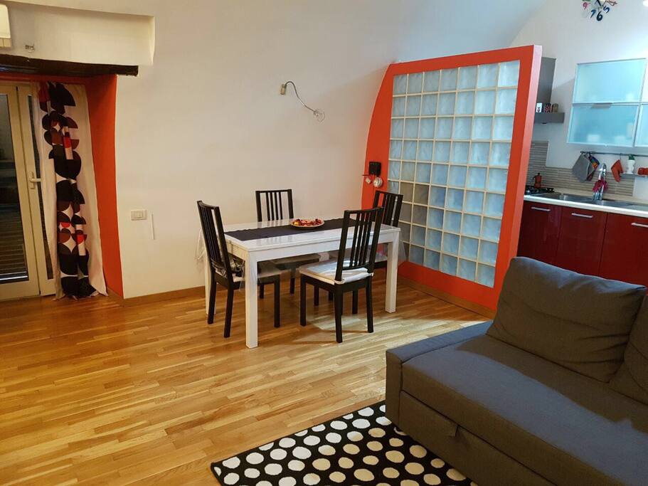 Soggiorno con tavolo da pranzo
