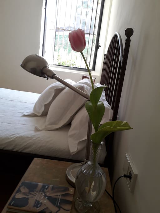 Siempre encontrarás flores frescas en la habitación.