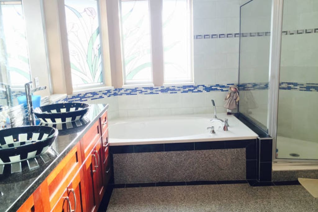very large private bathroom (106sqft/9sqm)