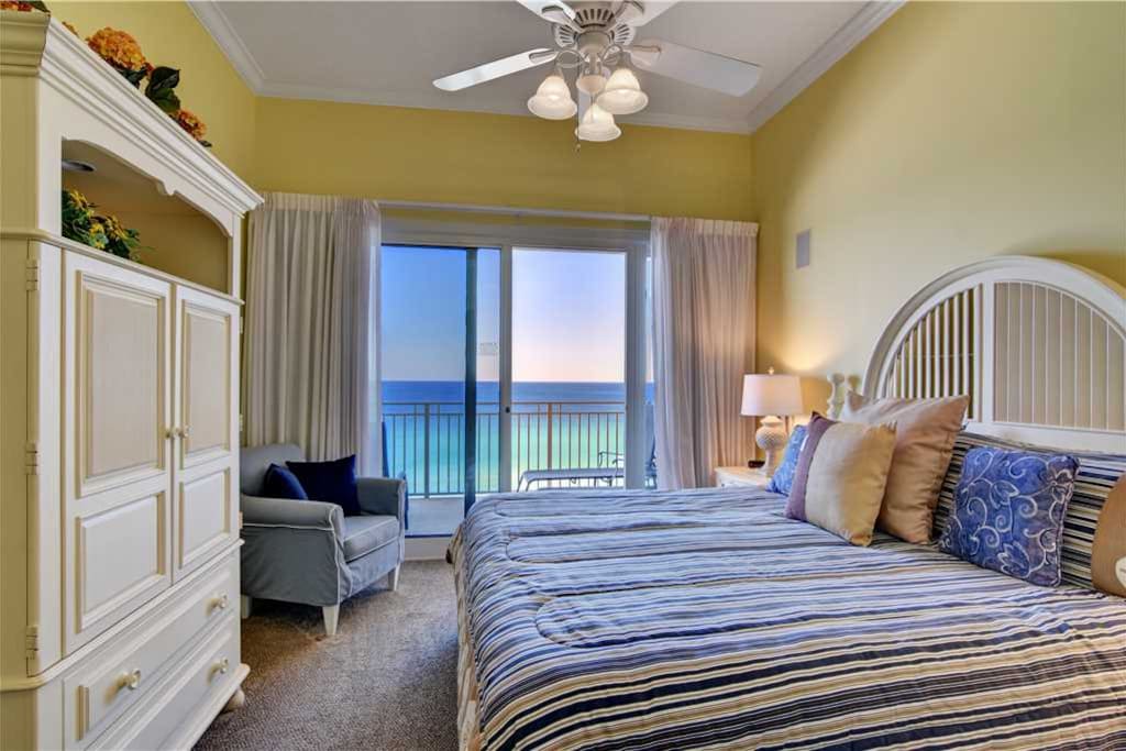 Couch,Furniture,Bedroom,Indoors,Room