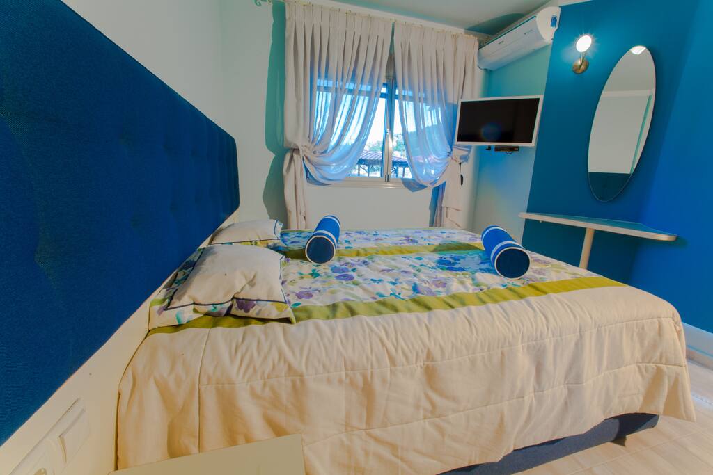 First floor bedroom number 1 with 2 single beds. 1й этаж спальня номер 1 две раздельные кровати. 1ος όροφος κρεβατοκάμαρα νούμερο 1, 2 μονά κρεβάτια.