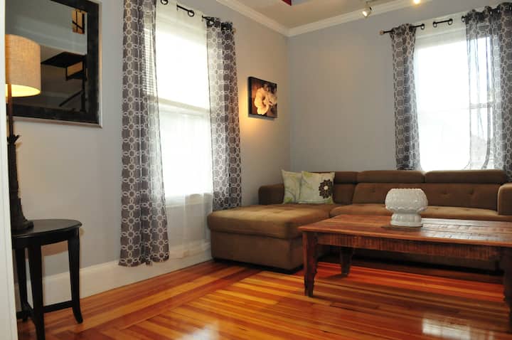Airy, Sunny, CLEAN 2 BR in Waltham- 15 min BOS