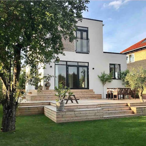 Hus med have og fantastisk beliggenhed.