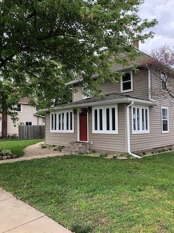 Fabulous Renovation, 5 Bed 2 Bath, In Town