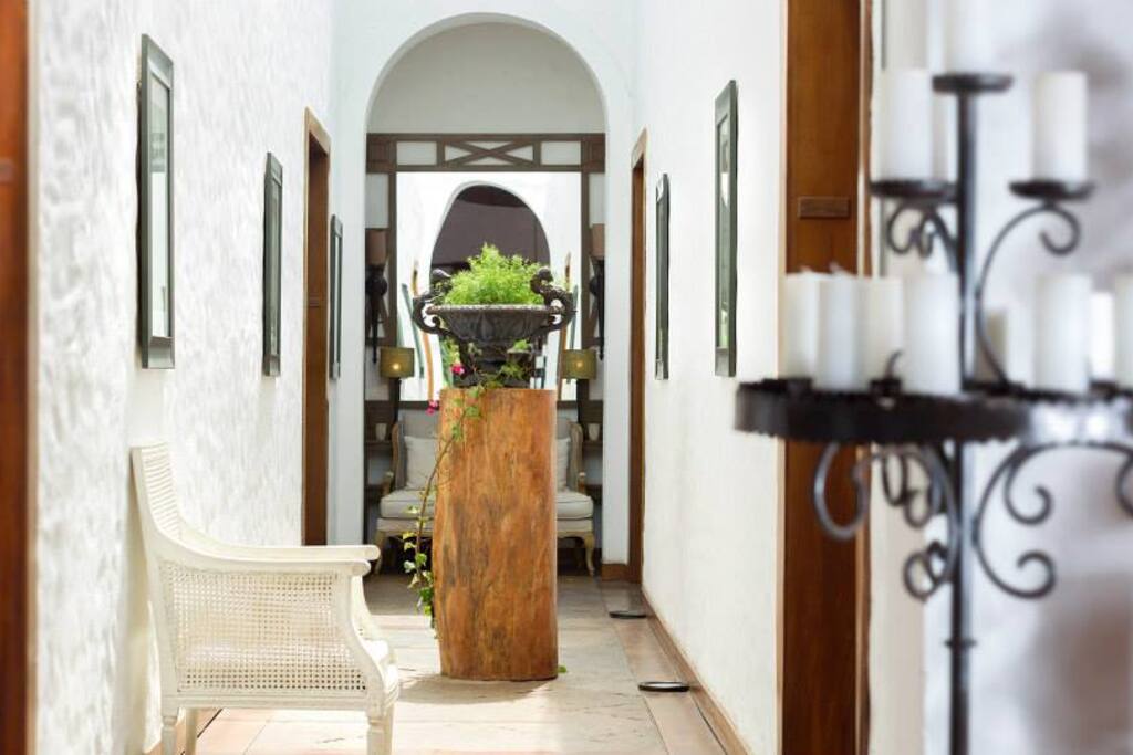 CORREDOR DA CASA COM TETO DE VIDRO
