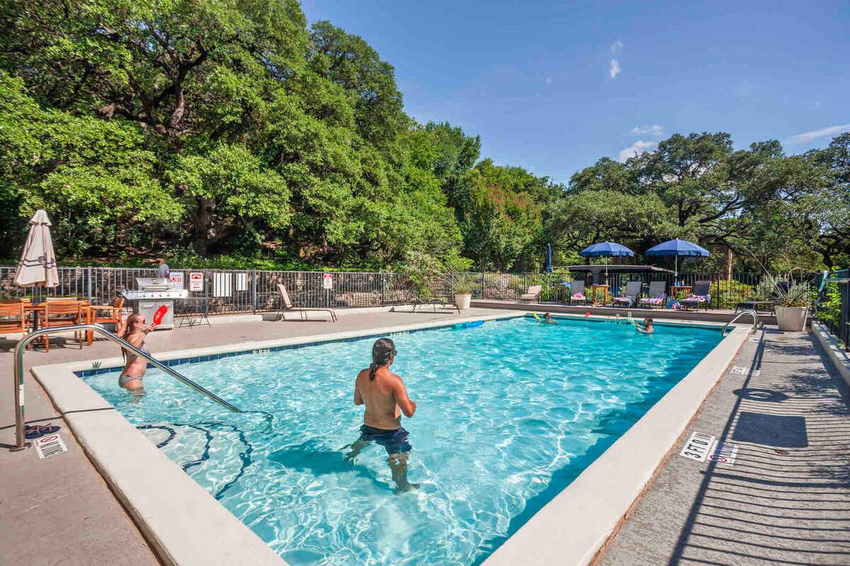Modern Townhome Easy walk to SoCo, Pool open!