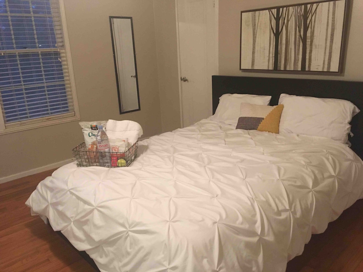 Брачен кревет (широк 150-179 см) со поглед на поток во удобна соба. соба бр. 1. Понекогаш ја преместувам оваа соба наоколу, но ова е истата атмосфера и мебел. :)