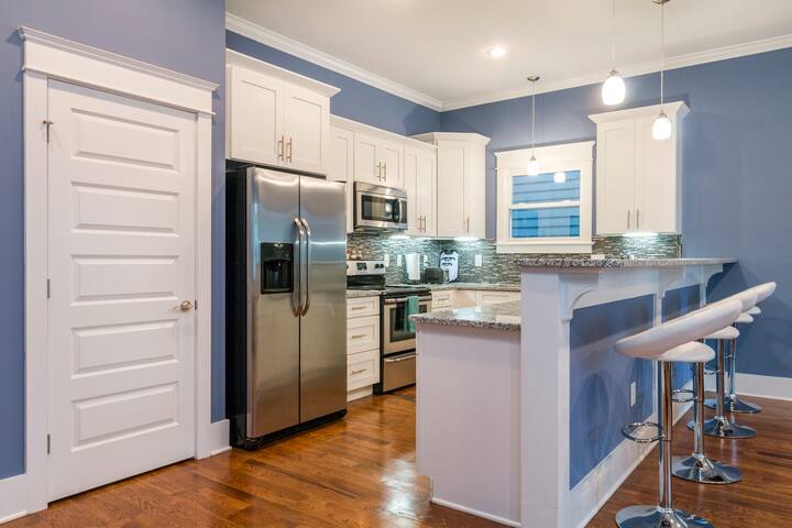 Side by Side Houses, 6 Bedrooms, 3mi to Broadway gallery image 5