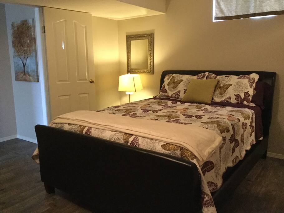 Larger second bedroom with Queen bed with sitting area, futon and closet