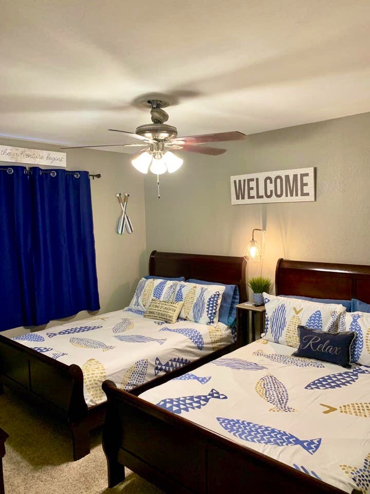 חדר השינה לאורחים כולל 2 מיטות בגודל מלא