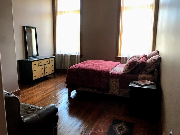 Dhoma e gjumit #2 me krevatin dopio "queen"...