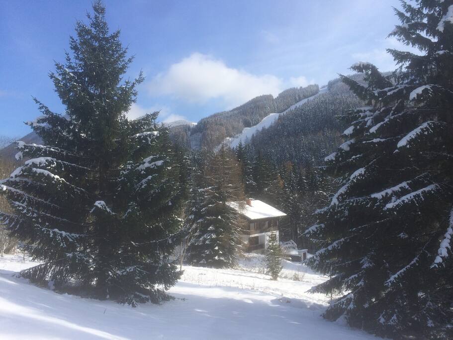 Im Hintergrund können Sie die Skipiste sehen.