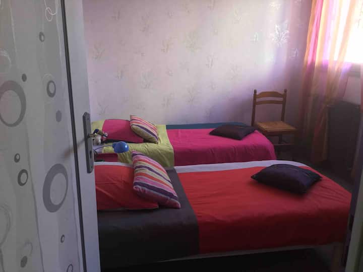 Chambre avec deux lits