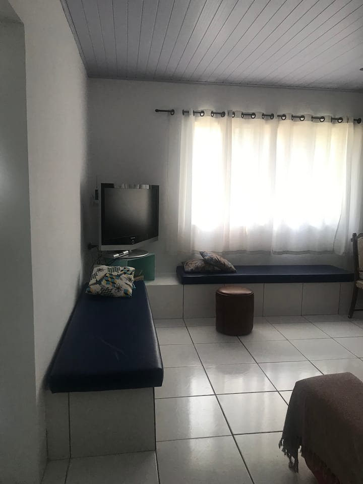סלון. טלוויזיית LCD עם טלוויזיה חיצונית ו  -2 ספות קבועות
