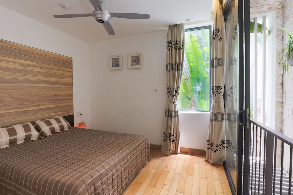 Spacious private room with a comfortable queen-size bed with a real western style thick spring mattress, and floor-to-ceiling sliding doors to open into the light well with lots of greenery out of every window. Blackout curtains ensure a good night's sleep or even a great nap during the day time. You also have a choice of air-conditioning or using the remote controlled ceiling fan combined with the natural breeze from the nearby ocean.