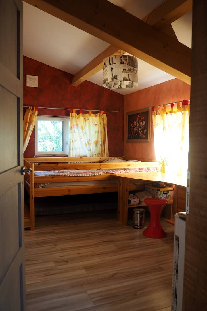 חדר ילדים עם מיטה זוגית ושולחן כתיבה