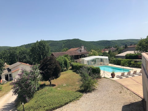 Aube-sur-la-Vallée, spacious with views of the valley