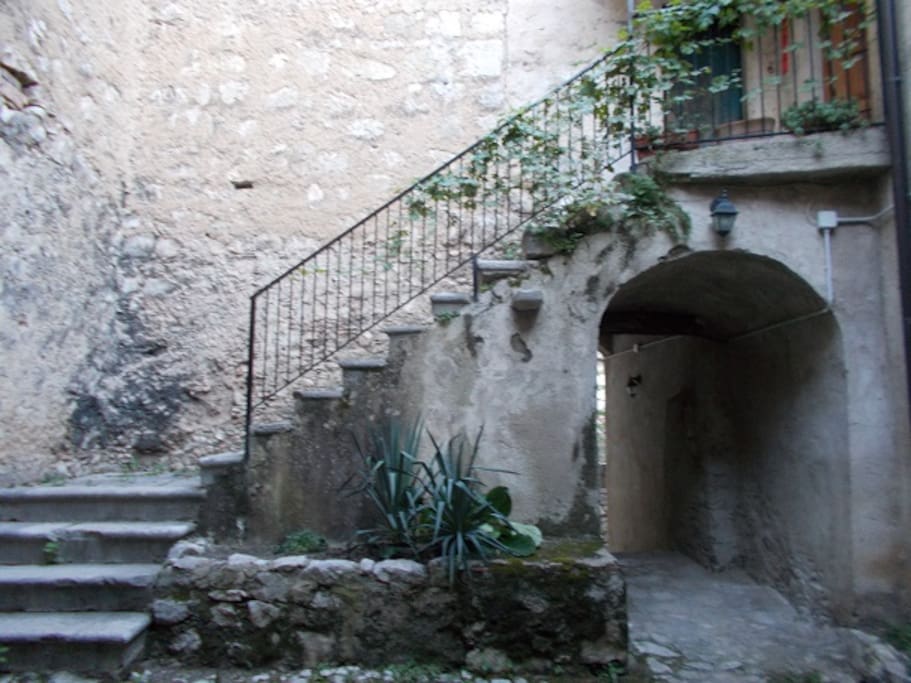 Cortile con pozzo ( coperto)
