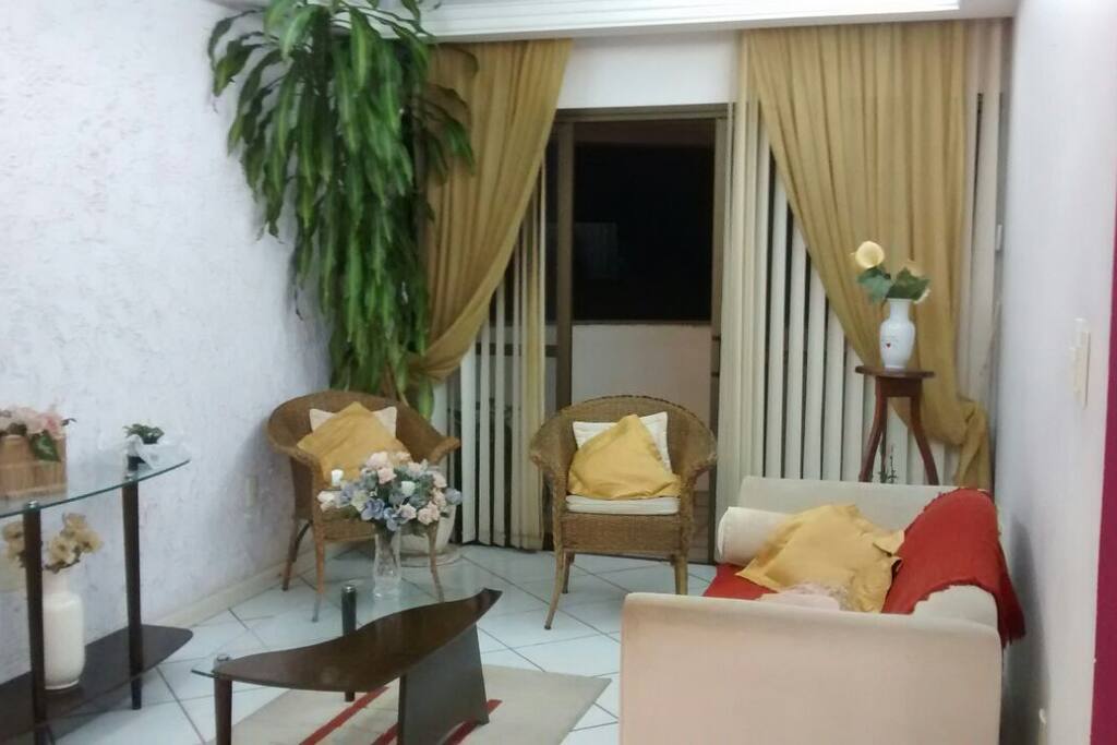 Sala de estar integrada com sala de jantar.