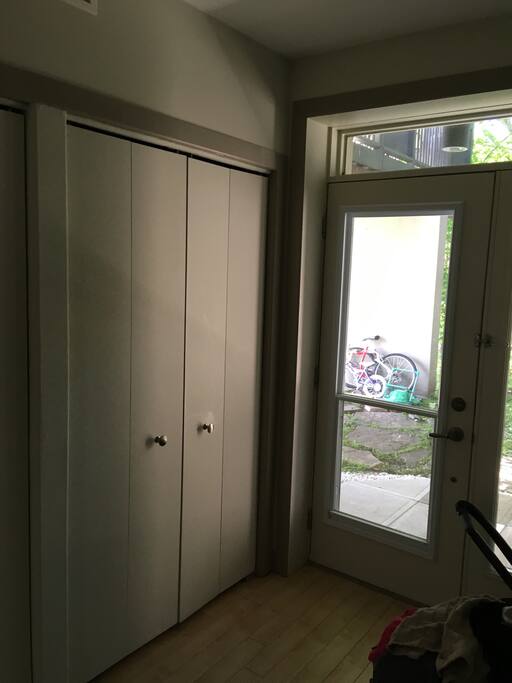 Entrée privée à la chambre avec fenestratiom sur un petit jardin intime. Lit double, 2 garde robes, table de travail. Photos à venir.