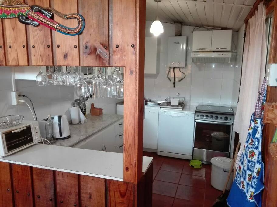 Cocina americana con lavavajillas.