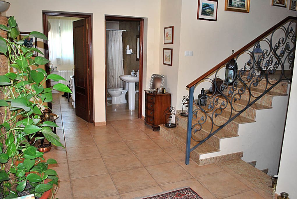 Hall de entrada a la vivienda con la entrada a una de las habitaciones y de un bano