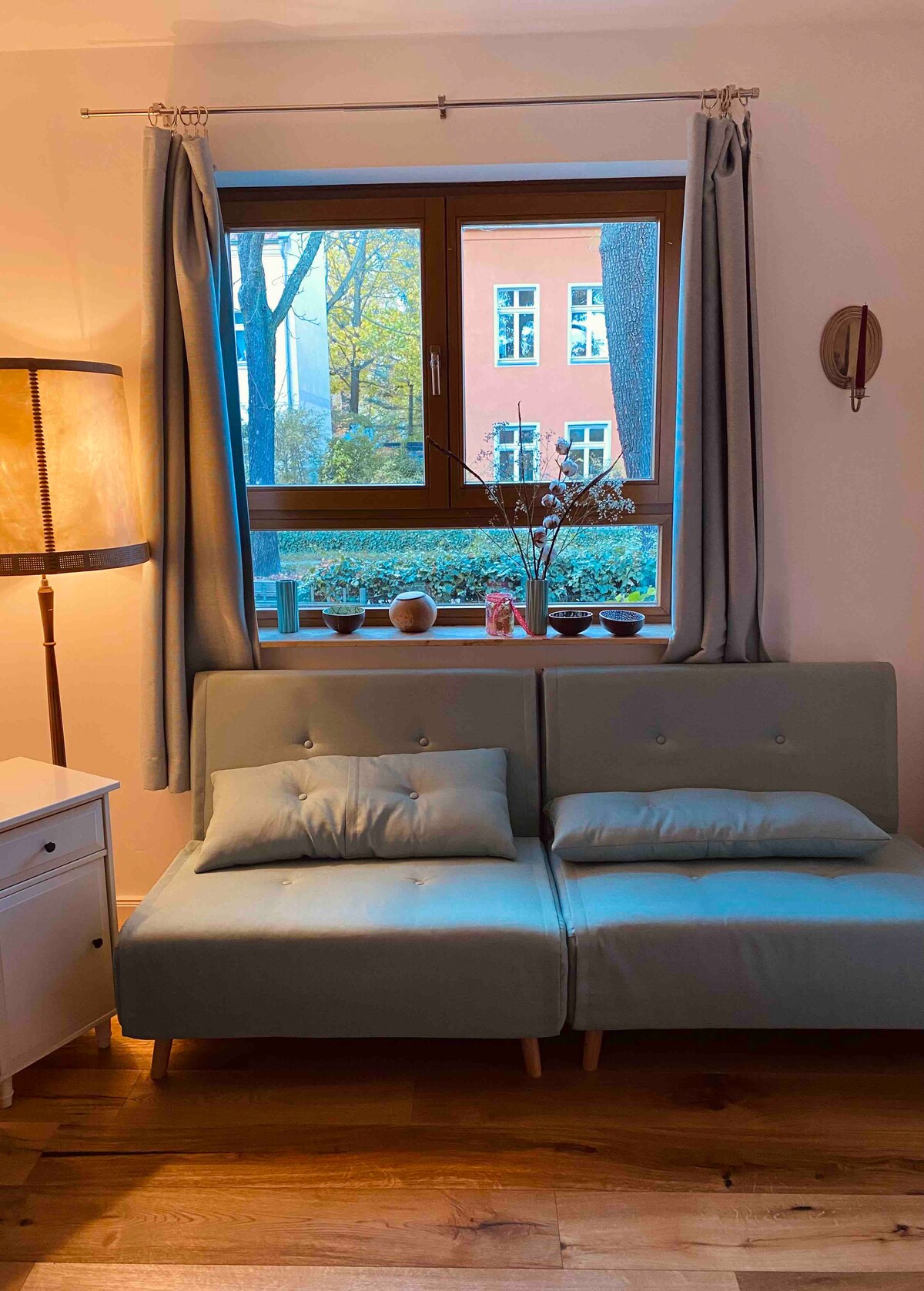 Спална соба со фотелји за извлекување (220x200 см) на приземје