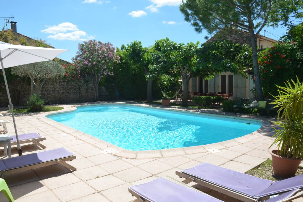 Grande piscine avec différents niveaux, sécurisée avec ses coins en biseaux.