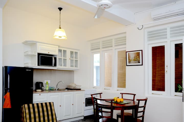 Colombo 3 - Cosy 2 BR/2 BATH