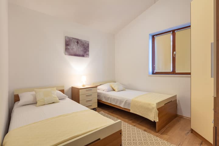 Double bedroom (2 single beds, wardrobe, bedsheets and blankets, lamps, air con, bedside table)