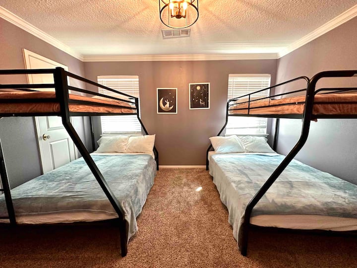 Kinderkamer met 2 stapelbedden (beide met een tweepersoonsbed  en 2 eenpersoonsbedden) 