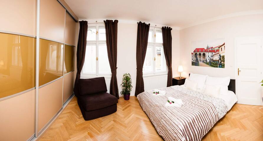 Louvre Loft 4-Bedrooms, 2-Bathrooms (Old Town) gallery image 5