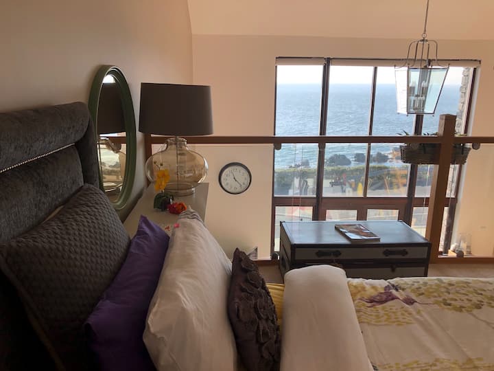 Გაიღვიძეთ ზღვის ხედით!
Მთავარი საძინებელი ლუქს-კლასის სუპერ დიდი ზომის საწოლი, ორადგილიანი საგარდერობო მაგიდები
ზღვის ხედით 