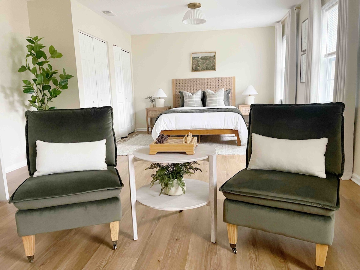 Zemljano i prozračno – opustite se u mirnoj spavaćoj sobi s mekanim zelenim detaljima i udobnim kutkom za sjedenje i opuštanje.