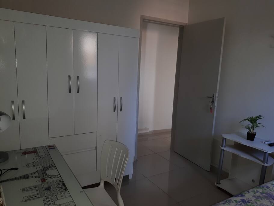 Wardrobe for two, nice and comfortable/Guarda-roupa para duas pessoas, confortável.