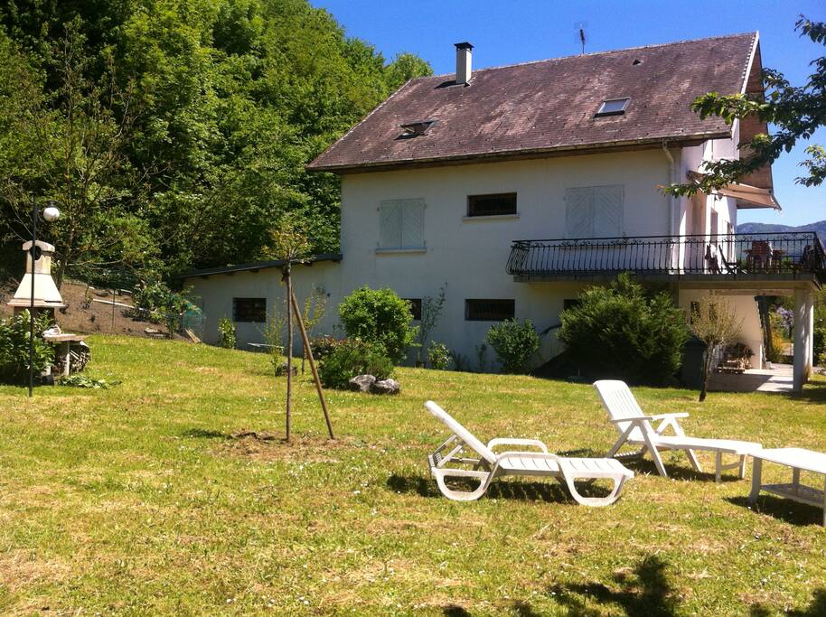 1 500m² de jardin avec barbecue et salon de jardin