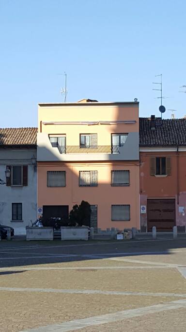 Facciata vista dal piazzale della Basilica.