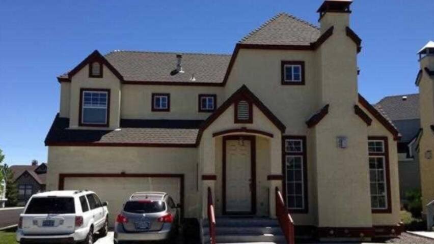 Charming home  5 miles from airport Room #3