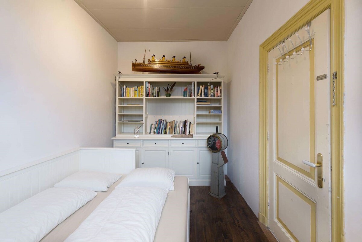 каучот е трансформиран во двоен кревет за кратко време