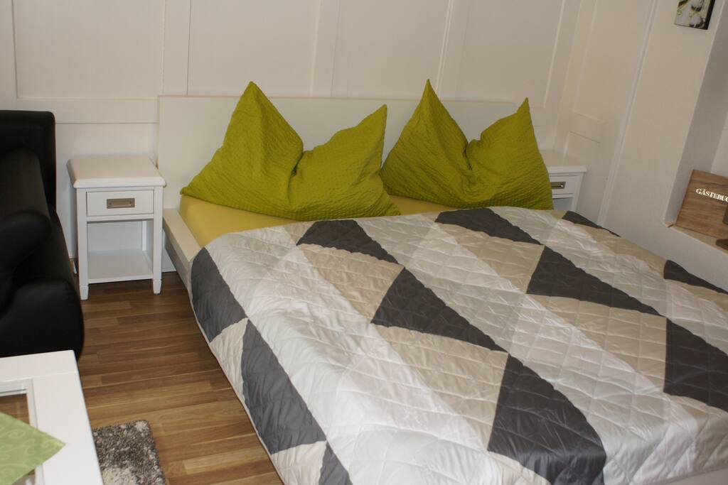Gemütliche Ferienwohnung im Herzen von Glarus mit Sitzplatz im Garten