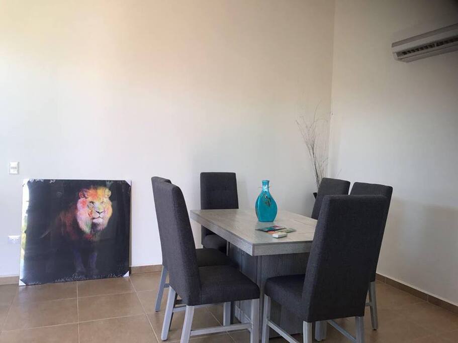 El comedor es lo suficiente grande para disfrutar una rica comida