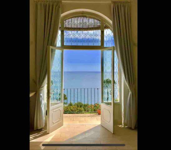 Historic Residence SUITE with arch on the sea