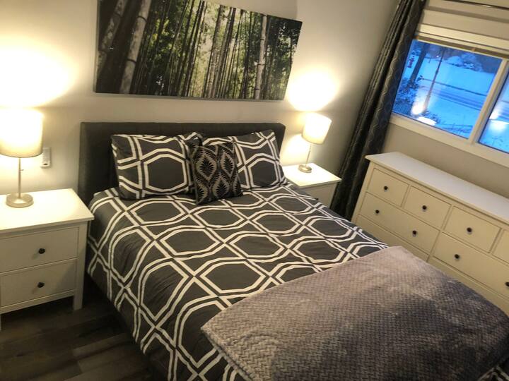 Master Bedroom #1 ina kitanda cha kifahari cha ukubwa wa malkia, madirisha 3 makubwa yaliyo na vifuniko vya madirisha vinavyoleta tani za mwanga, kabati kubwa la kutembea, feni ya dari iliyo na kifaa cha kujipambia cha mbali na kikubwa!