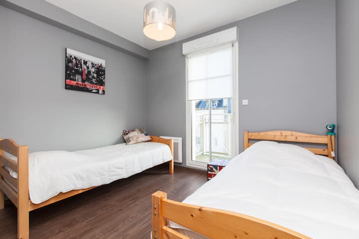 Druhá spálňa s 2 90 lôžkami a balkónom s výhľadom na more. Je tu možnosť pridať 3. lôžko s 90 položkami, posteľná bielizeň je tiež v perfektnom stave.