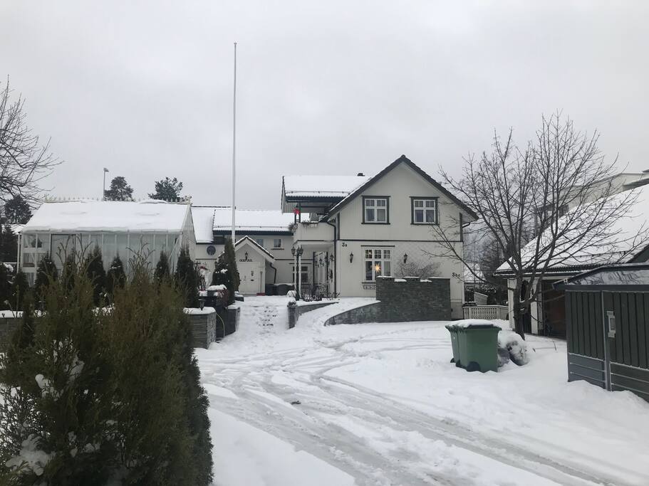 Huset fra forsiden vinterstid, parkering. The house from the entrance side.