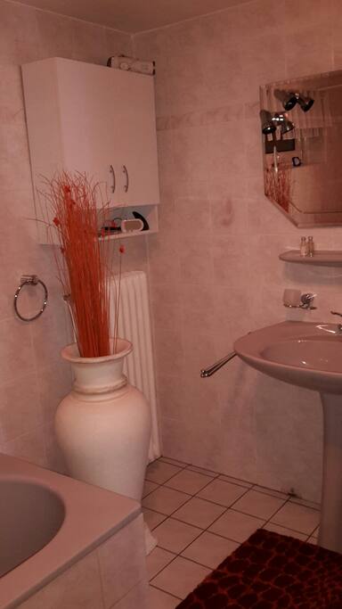 Bad mit Wanne & Dusche