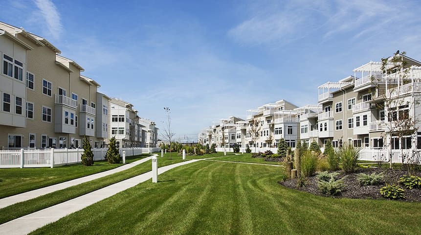 Spacious 4 Bedroom Home Near Beach and Subway