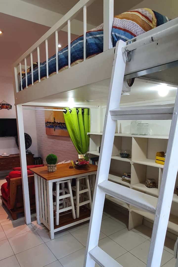 Escalera de acceso a la cama.