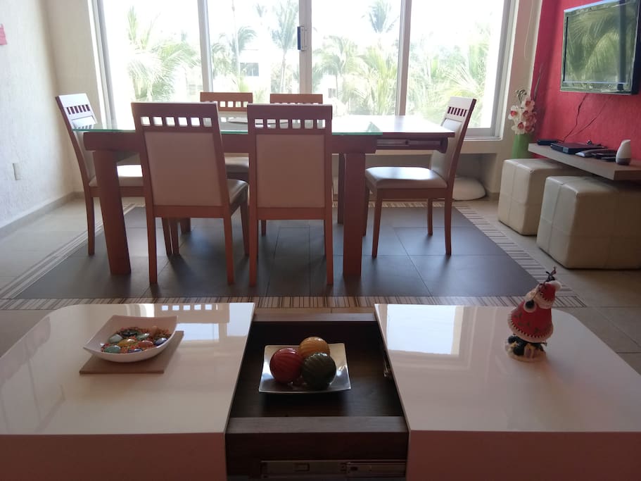 Expandable table for six